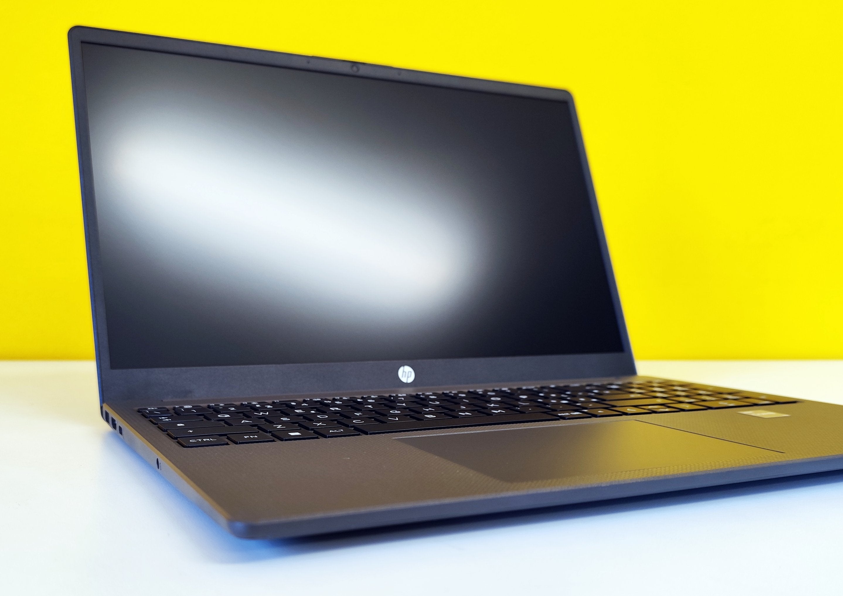 Notebook HP 250 G10 aperto con schermo spento, tastiera visibile e design elegante su sfondo giallo. Notebook HP 250 G10 aperto con schermo spento, tastiera visibile e design elegante su sfondo giallo.